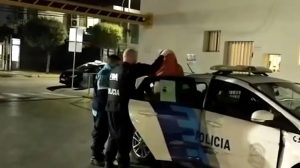 Reconocieron por su vestimenta naranja y detuvieron al hombre que robo dos locales