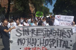 Médicos residentes reclaman por incrementos salariales