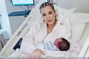 En el ojo público: Khloé Kardashian poso en una camilla de hospital