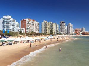 Verano 2023: el look de camisas en la arena que es tendencia entre los famosos argentinos en Punta del Este