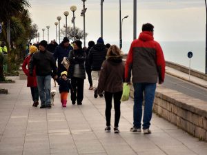 Fin de semana largo: miles de turistas visitan Mar del Plata a pesar del mal tiempo
