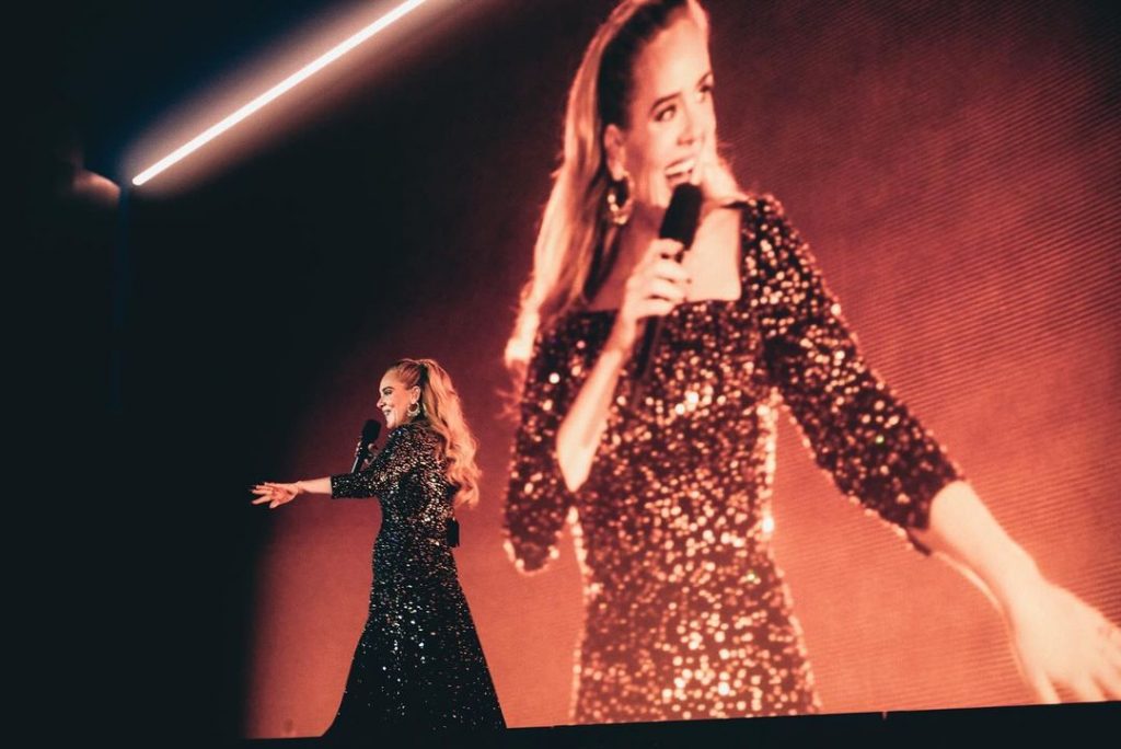 Adele durante unos de sus conciertos