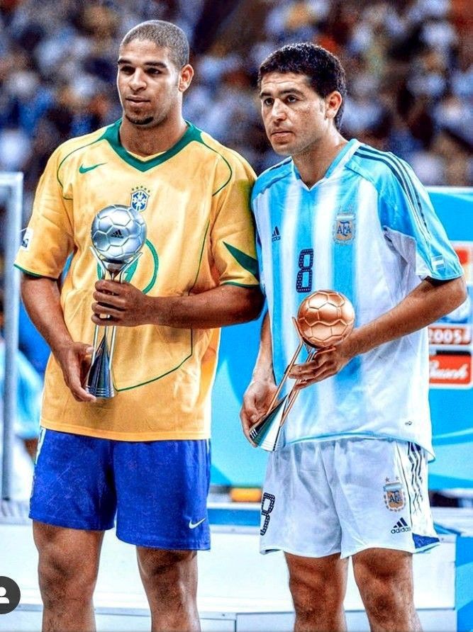 Adriano junto a Riquelme