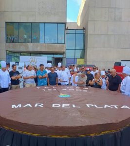 Mar del Plata hizo historia: elaboró el alfajor más grande del mundo, de más de 600 kg